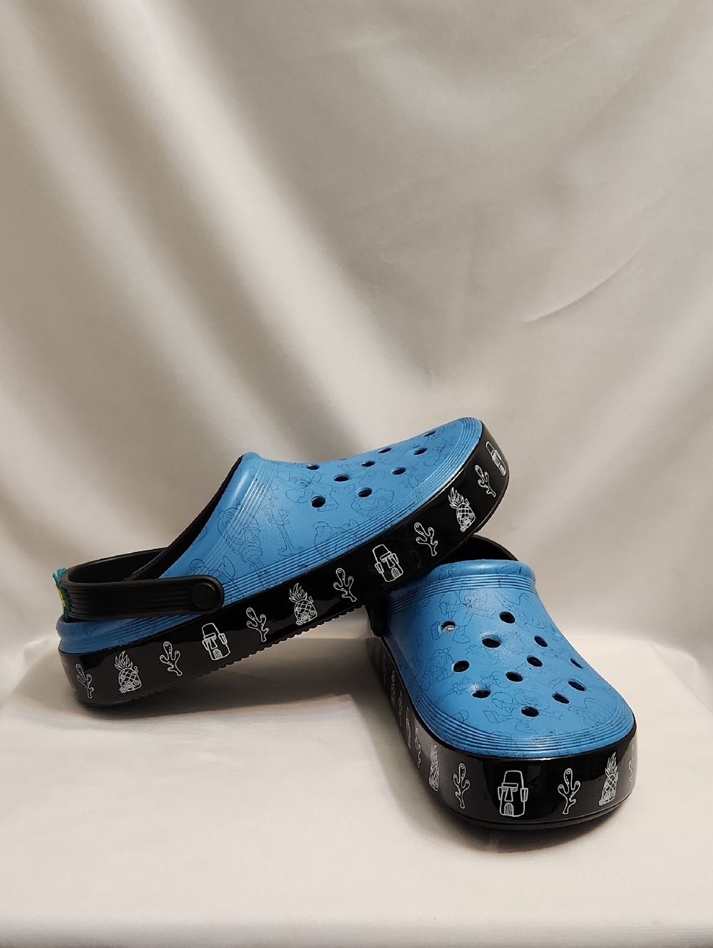 CROCS X SpongeBob SquarePants OFF COURT Clogs (Unisex M Size 8, W Size 10)